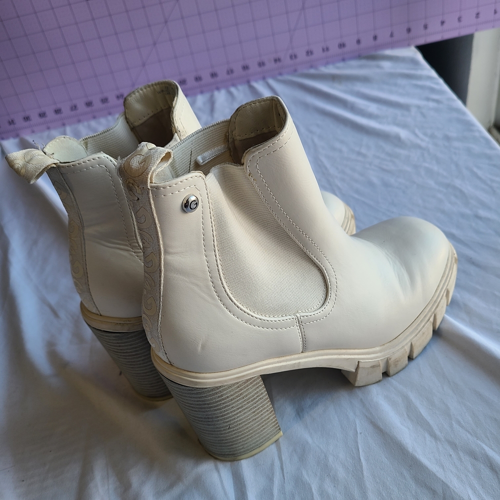 GBG Los Angeles Platforms White Ankle Boots